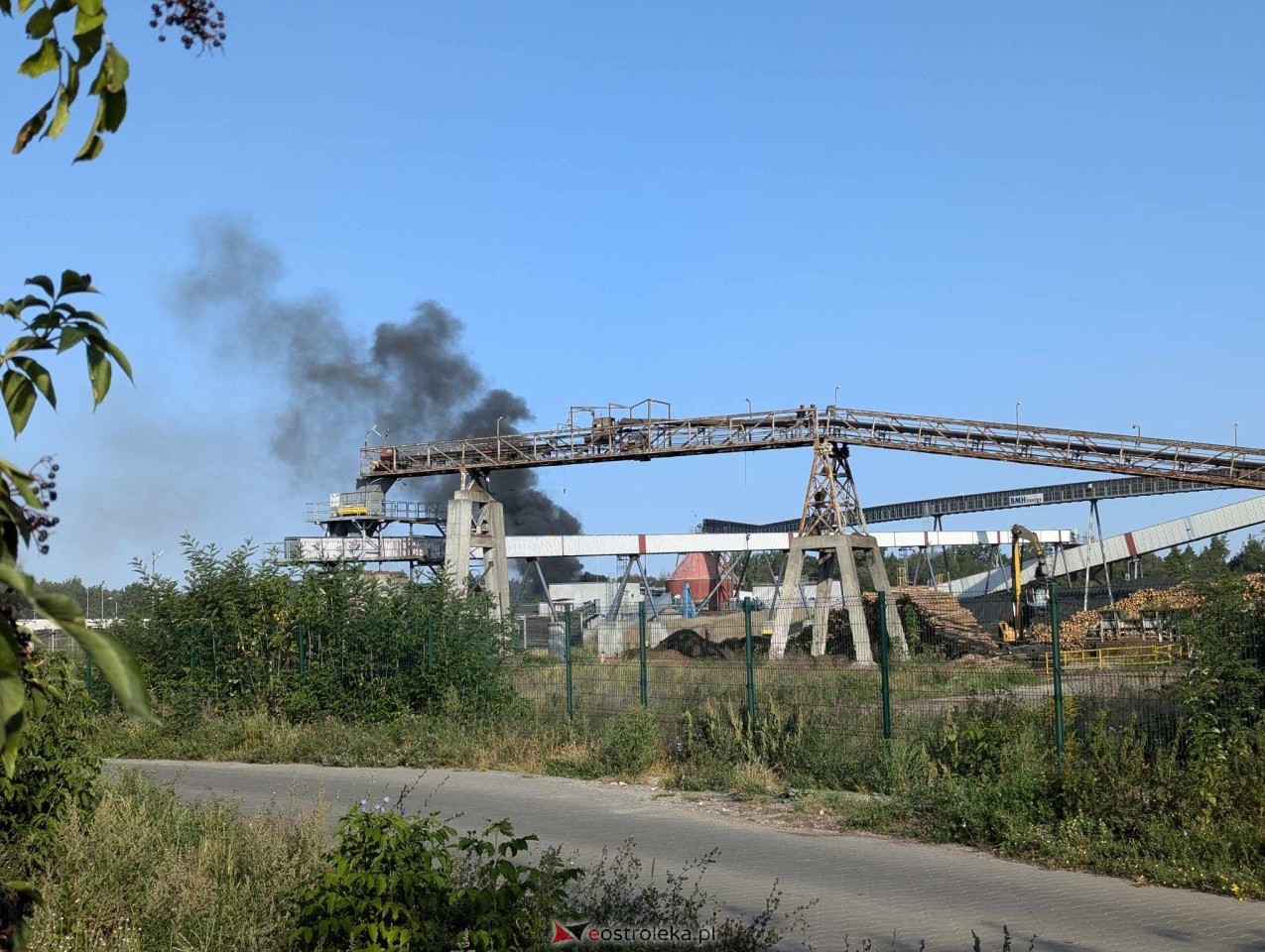 Czarny dym nad Ostrołęką [27.08.2024] - zdjęcie #6 - eOstroleka.pl
