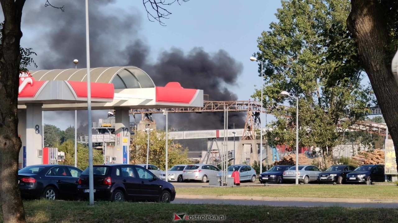Czarny dym nad Ostrołęką [27.08.2024] - zdjęcie #5 - eOstroleka.pl