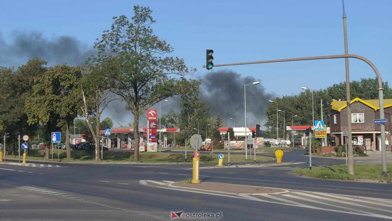Czarny dym nad Ostrołęką [27.08.2024] - zdjęcie #3 - eOstroleka.pl