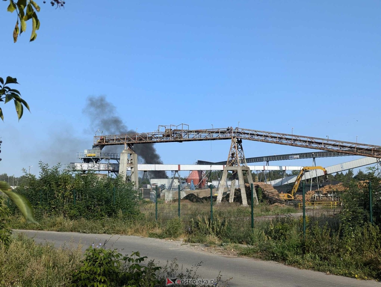 Czarny dym nad Ostrołęką [27.08.2024] - zdjęcie #1 - eOstroleka.pl