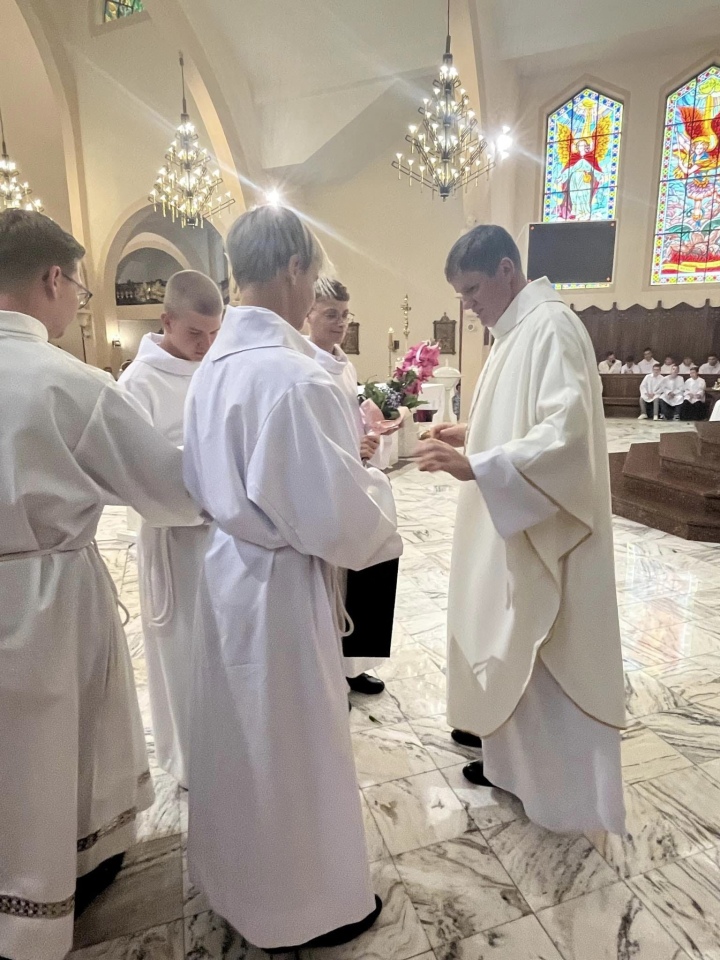 Pożegnanie ks. Cezarego Czarkowskiego [27.08.2024] - zdjęcie #8 - eOstroleka.pl