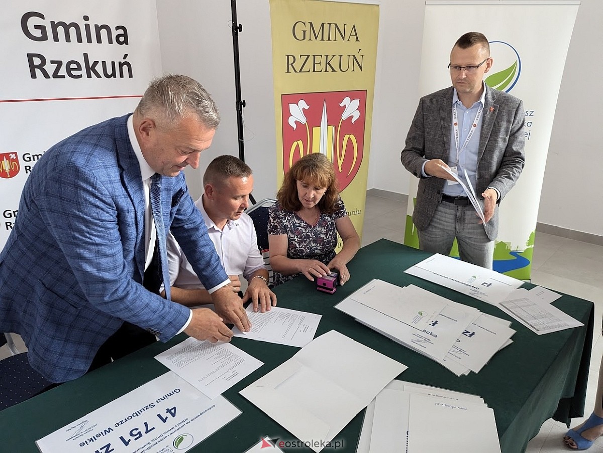 Podpisanie umowy na dofinansowanie projektów usuwania azbestu między gminą Rzekun a WFOŚiGW  [26.08.2024] - zdjęcie #13 - eOstroleka.pl