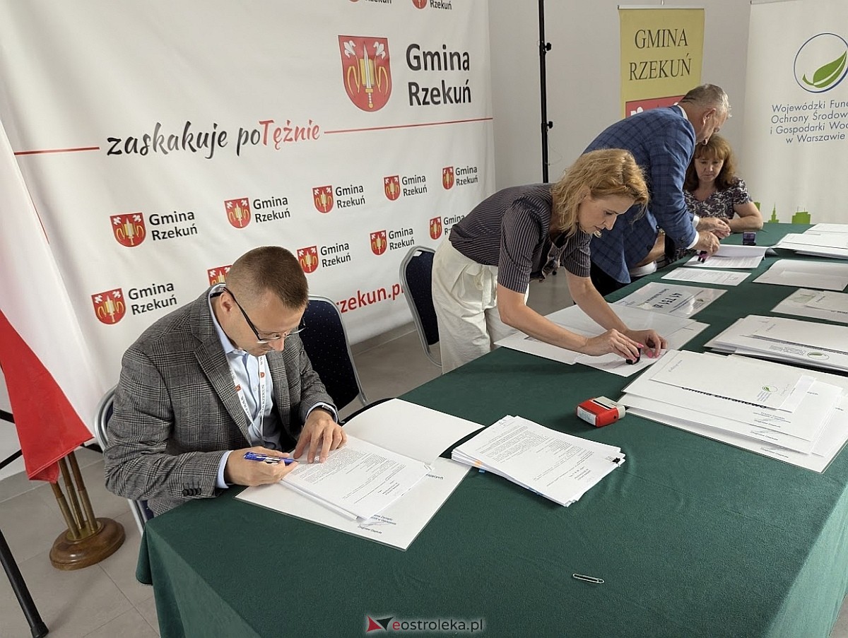 Podpisanie umowy na dofinansowanie projektów usuwania azbestu między gminą Rzekun a WFOŚiGW  [26.08.2024] - zdjęcie #12 - eOstroleka.pl