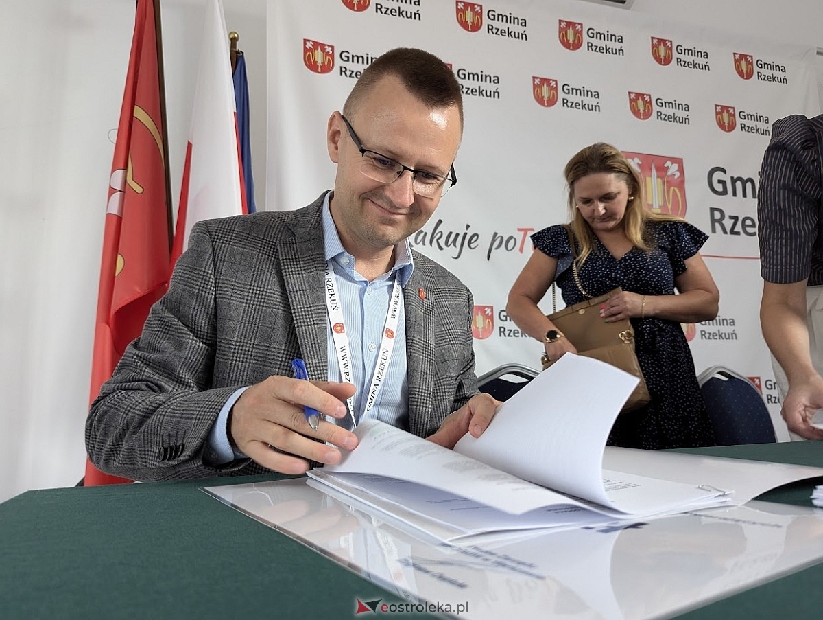 Podpisanie umowy na dofinansowanie projektów usuwania azbestu między gminą Rzekun a WFOŚiGW  [26.08.2024] - zdjęcie #11 - eOstroleka.pl