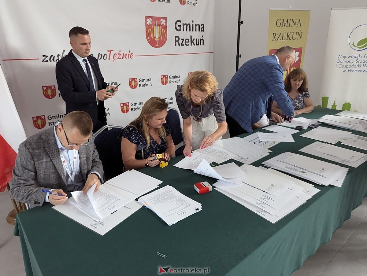 Podpisanie umowy na dofinansowanie projektów usuwania azbestu między gminą Rzekun a WFOŚiGW  [26.08.2024] - zdjęcie #10 - eOstroleka.pl