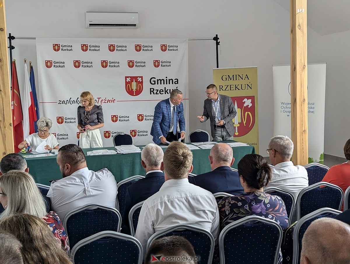 Podpisanie umowy na dofinansowanie projektów usuwania azbestu między gminą Rzekun a WFOŚiGW  [26.08.2024] - zdjęcie #9 - eOstroleka.pl