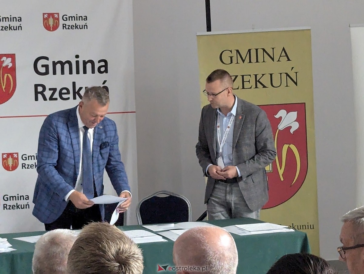 Podpisanie umowy na dofinansowanie projektów usuwania azbestu między gminą Rzekun a WFOŚiGW  [26.08.2024] - zdjęcie #8 - eOstroleka.pl