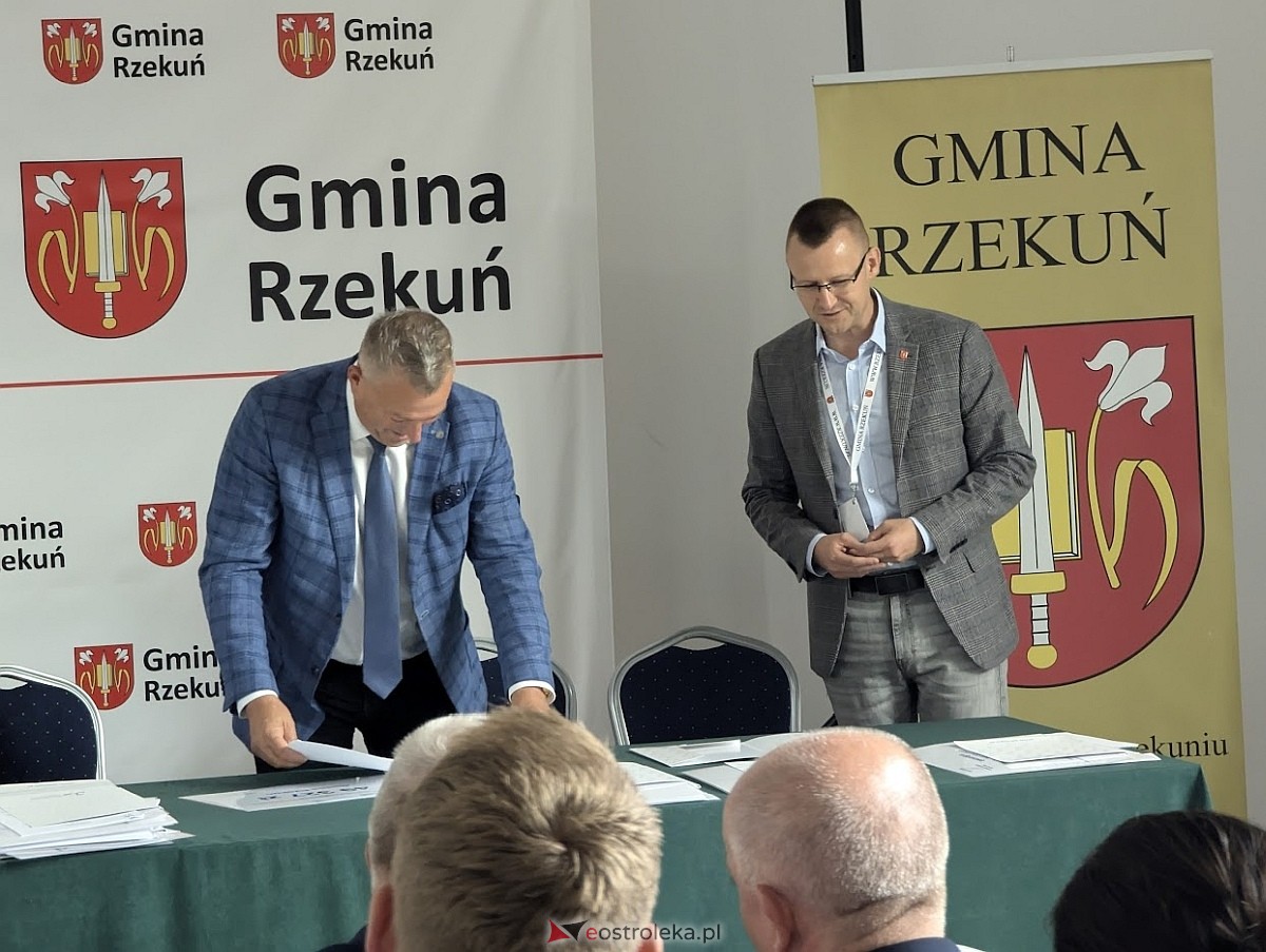 Podpisanie umowy na dofinansowanie projektów usuwania azbestu między gminą Rzekun a WFOŚiGW  [26.08.2024] - zdjęcie #7 - eOstroleka.pl