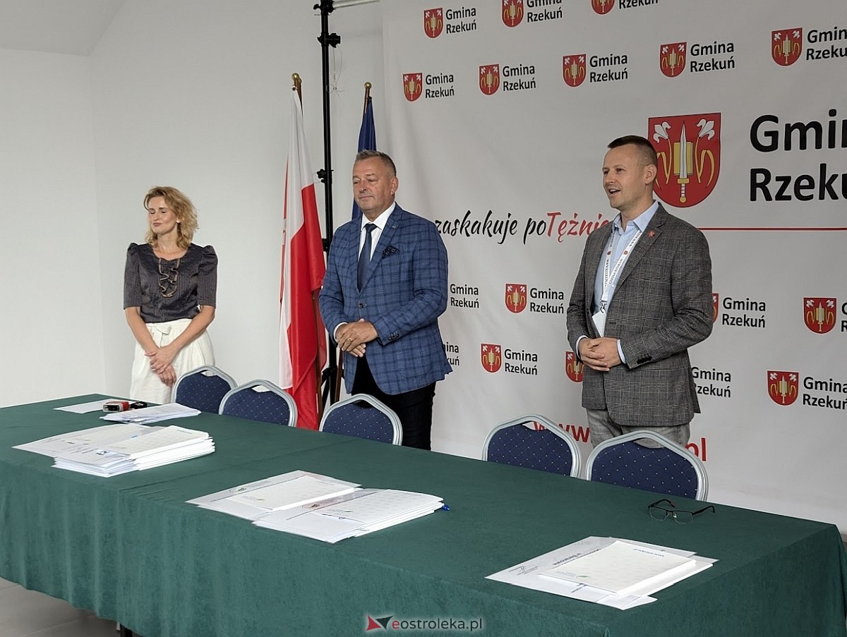 Podpisanie umowy na dofinansowanie projektów usuwania azbestu między gminą Rzekun a WFOŚiGW  [26.08.2024] - zdjęcie #4 - eOstroleka.pl