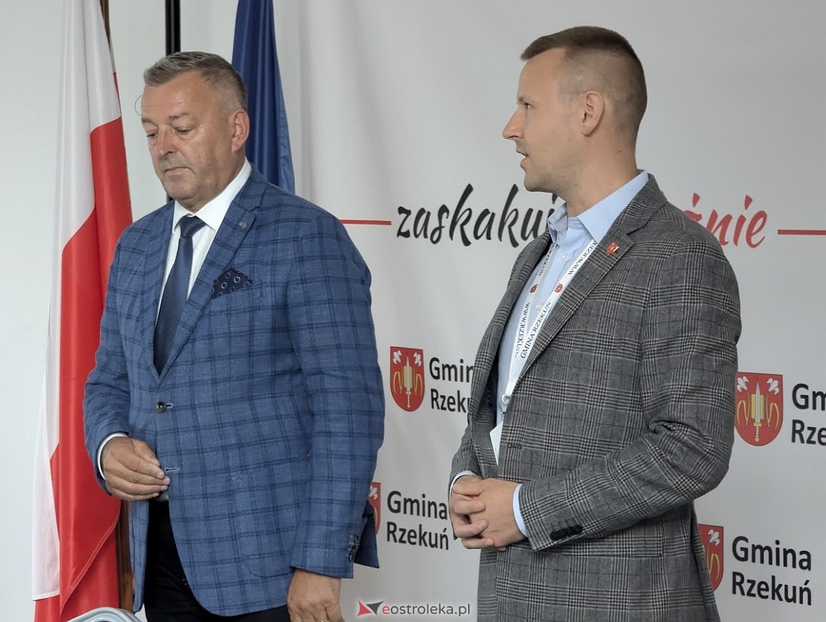 Podpisanie umowy na dofinansowanie projektów usuwania azbestu między gminą Rzekun a WFOŚiGW  [26.08.2024] - zdjęcie #2 - eOstroleka.pl