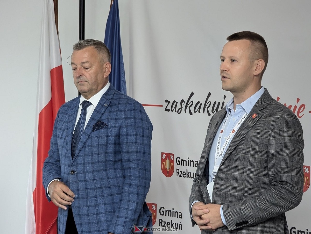 Podpisanie umowy na dofinansowanie projektów usuwania azbestu między gminą Rzekun a WFOŚiGW  [26.08.2024] - zdjęcie #1 - eOstroleka.pl