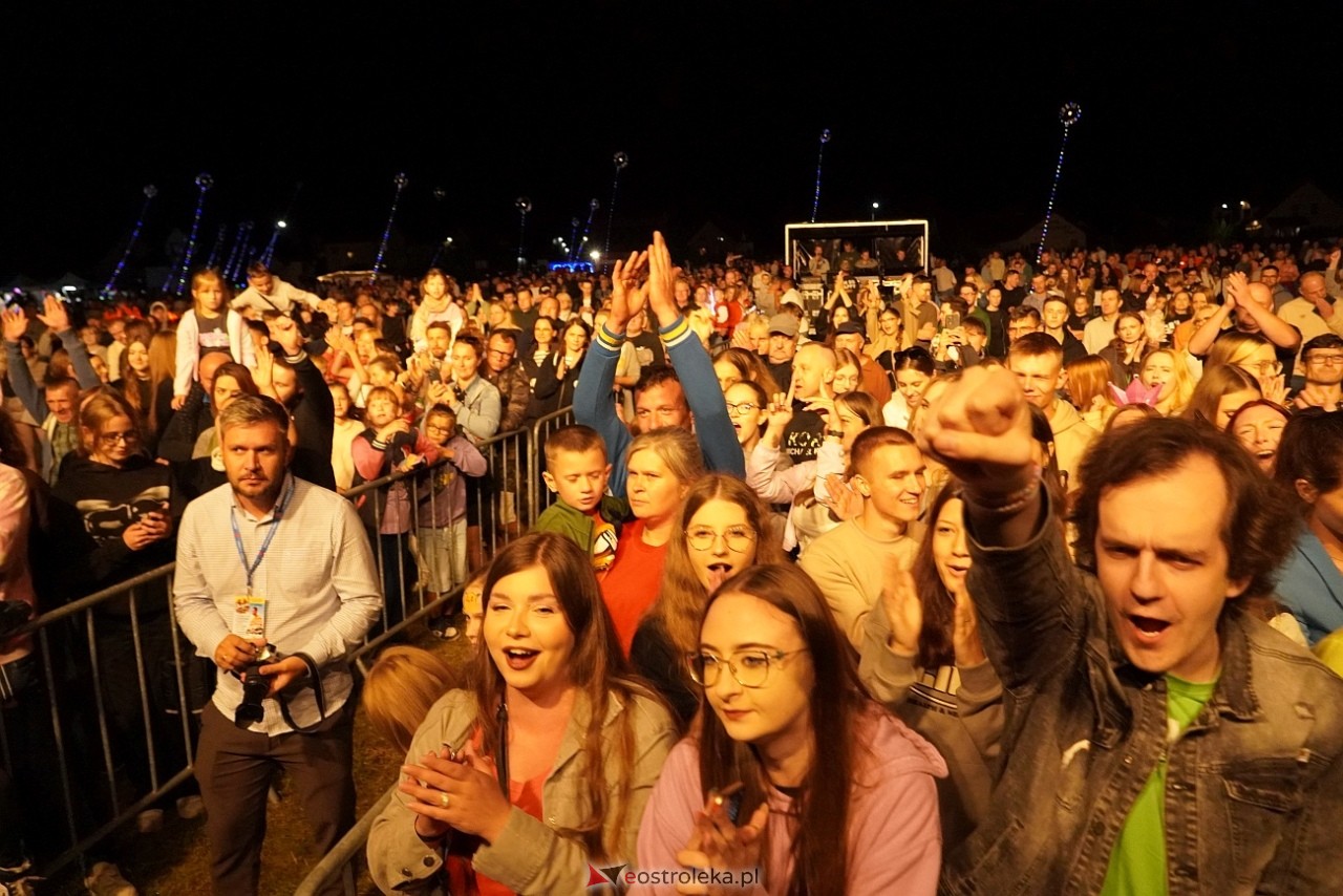  Michał Szczygieł oczarował publiczność na dożynkach w Olszewie-Borkach [31.08.2024] - zdjęcie #51 - eOstroleka.pl