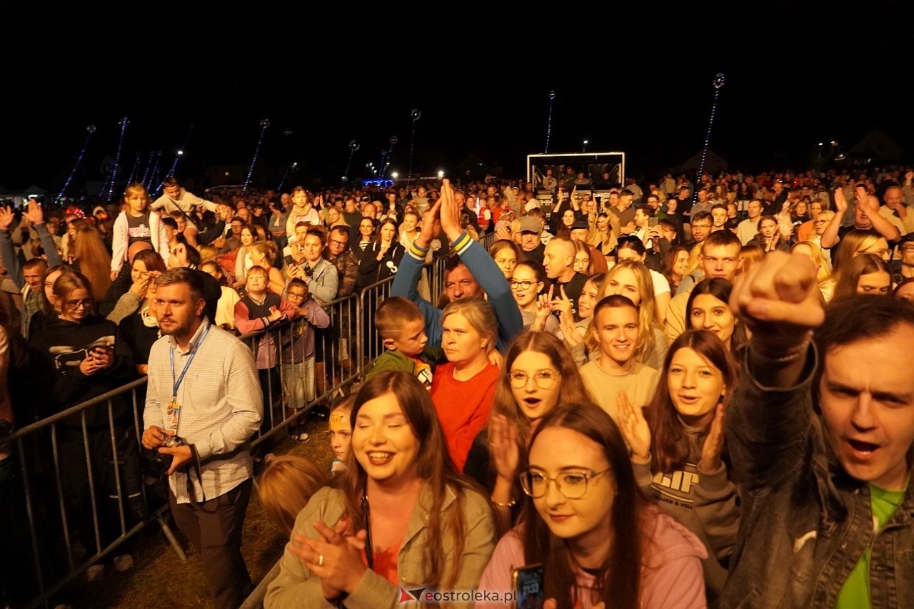  Michał Szczygieł oczarował publiczność na dożynkach w Olszewie-Borkach [31.08.2024] - zdjęcie #52 - eOstroleka.pl