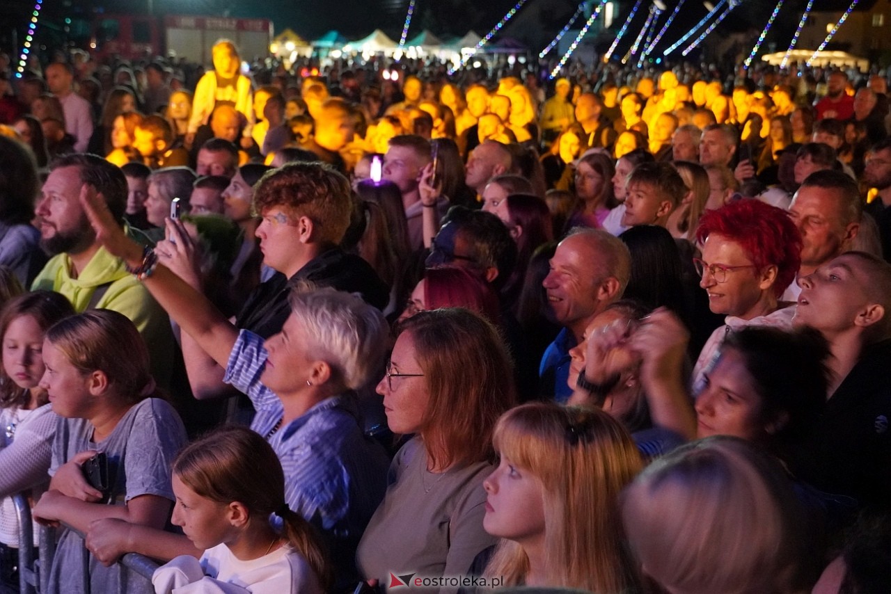  Michał Szczygieł oczarował publiczność na dożynkach w Olszewie-Borkach [31.08.2024] - zdjęcie #98 - eOstroleka.pl