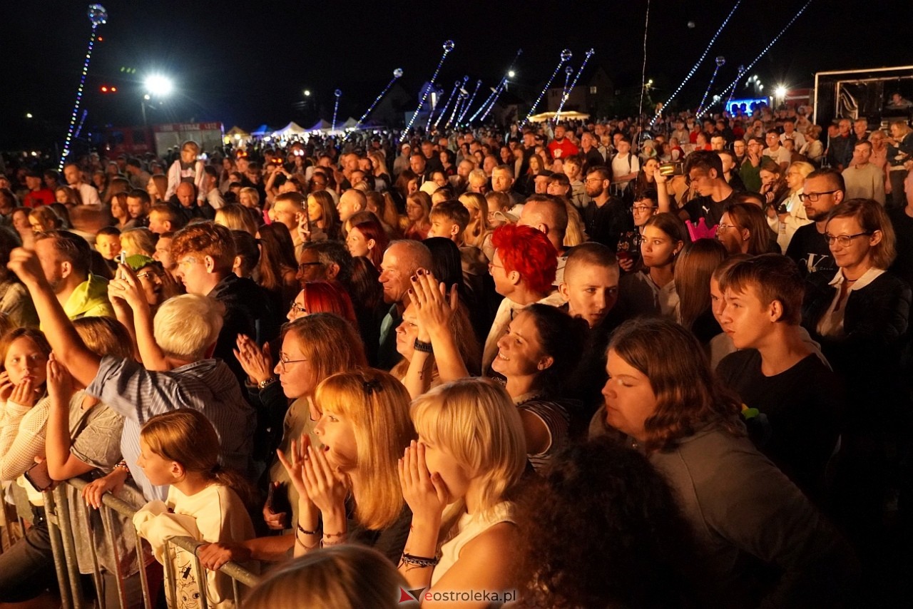  Michał Szczygieł oczarował publiczność na dożynkach w Olszewie-Borkach [31.08.2024] - zdjęcie #99 - eOstroleka.pl