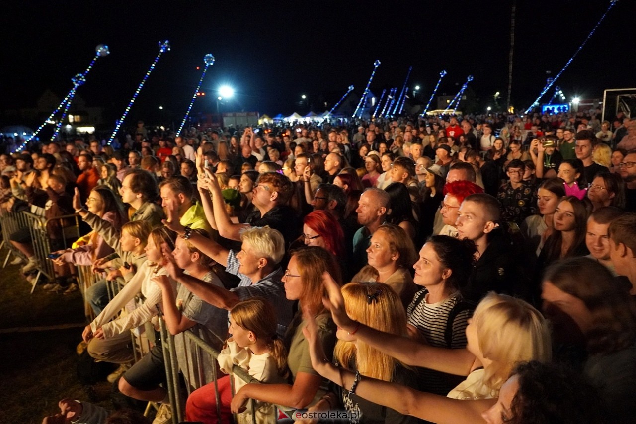  Michał Szczygieł oczarował publiczność na dożynkach w Olszewie-Borkach [31.08.2024] - zdjęcie #102 - eOstroleka.pl