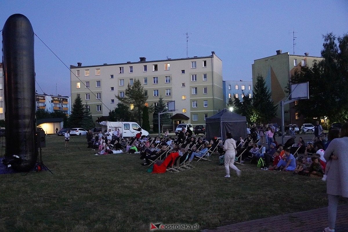 Letnie Kino Plenerowe na osiedlu Centrum [31.08.2024] - zdjęcie #4 - eOstroleka.pl