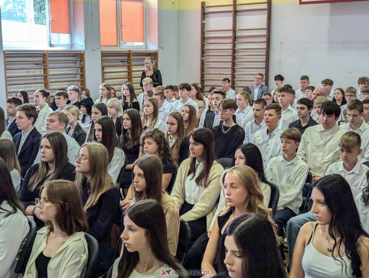 Rozpoczęcie roku szkolnego w II LO w Ostrołęce [02.09.2024] - zdjęcie #50 - eOstroleka.pl