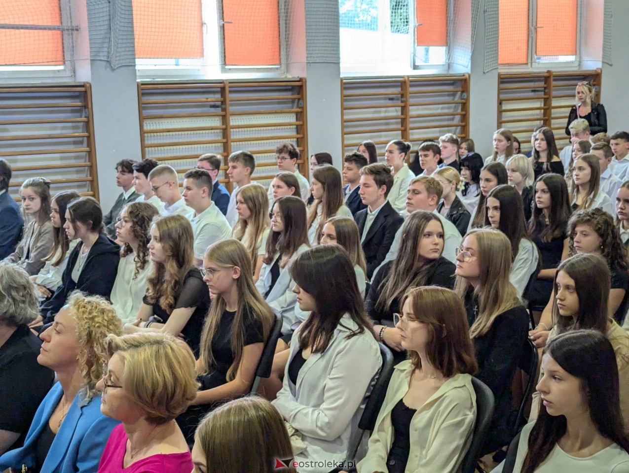 Rozpoczęcie roku szkolnego w II LO w Ostrołęce [02.09.2024] - zdjęcie #44 - eOstroleka.pl