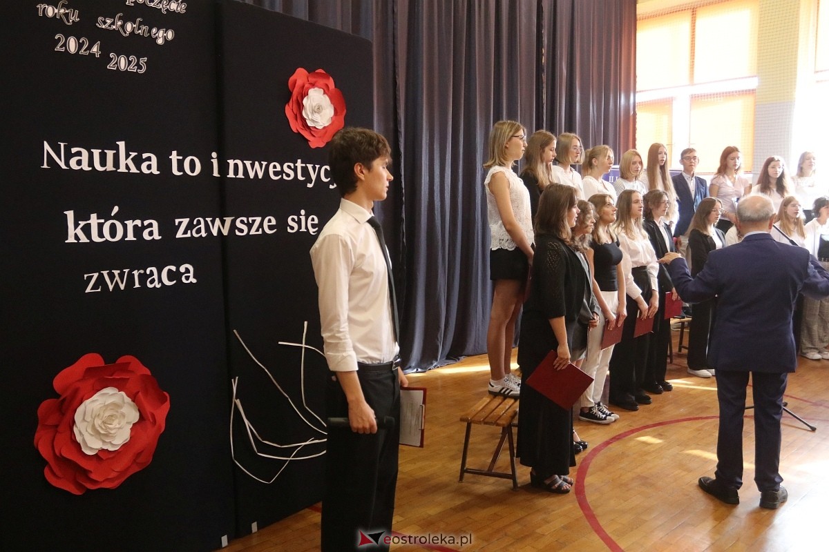 Rozpoczęcie roku szkolnego w II LO w Ostrołęce [02.09.2024] - zdjęcie #43 - eOstroleka.pl
