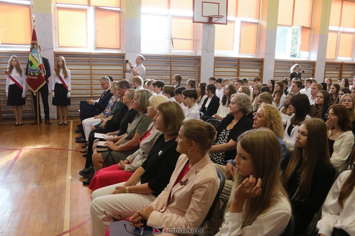 Rozpoczęcie roku szkolnego w II LO w Ostrołęce [02.09.2024] - zdjęcie #41 - eOstroleka.pl