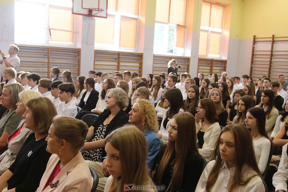 Rozpoczęcie roku szkolnego w II LO w Ostrołęce [02.09.2024] - zdjęcie #40 - eOstroleka.pl