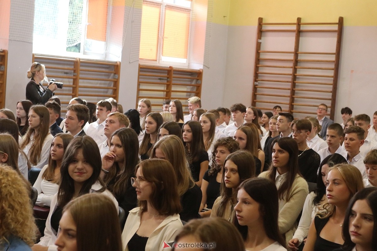 Rozpoczęcie roku szkolnego w II LO w Ostrołęce [02.09.2024] - zdjęcie #39 - eOstroleka.pl