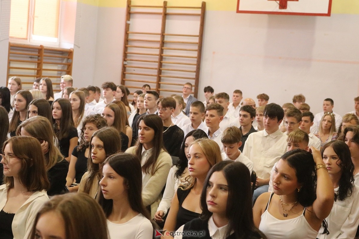 Rozpoczęcie roku szkolnego w II LO w Ostrołęce [02.09.2024] - zdjęcie #38 - eOstroleka.pl