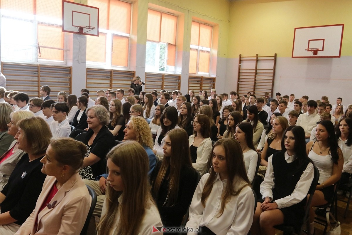 Rozpoczęcie roku szkolnego w II LO w Ostrołęce [02.09.2024] - zdjęcie #37 - eOstroleka.pl