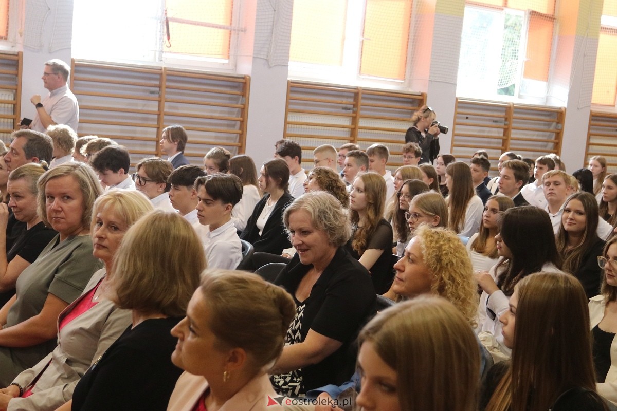Rozpoczęcie roku szkolnego w II LO w Ostrołęce [02.09.2024] - zdjęcie #36 - eOstroleka.pl