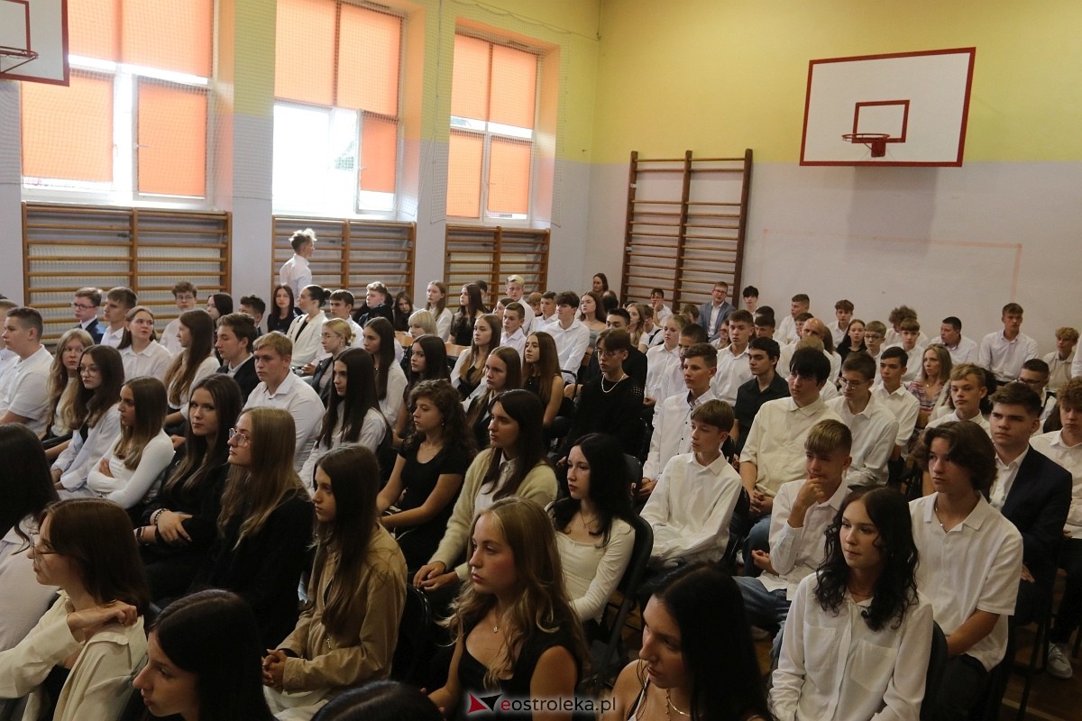 Rozpoczęcie roku szkolnego w II LO w Ostrołęce [02.09.2024] - zdjęcie #34 - eOstroleka.pl