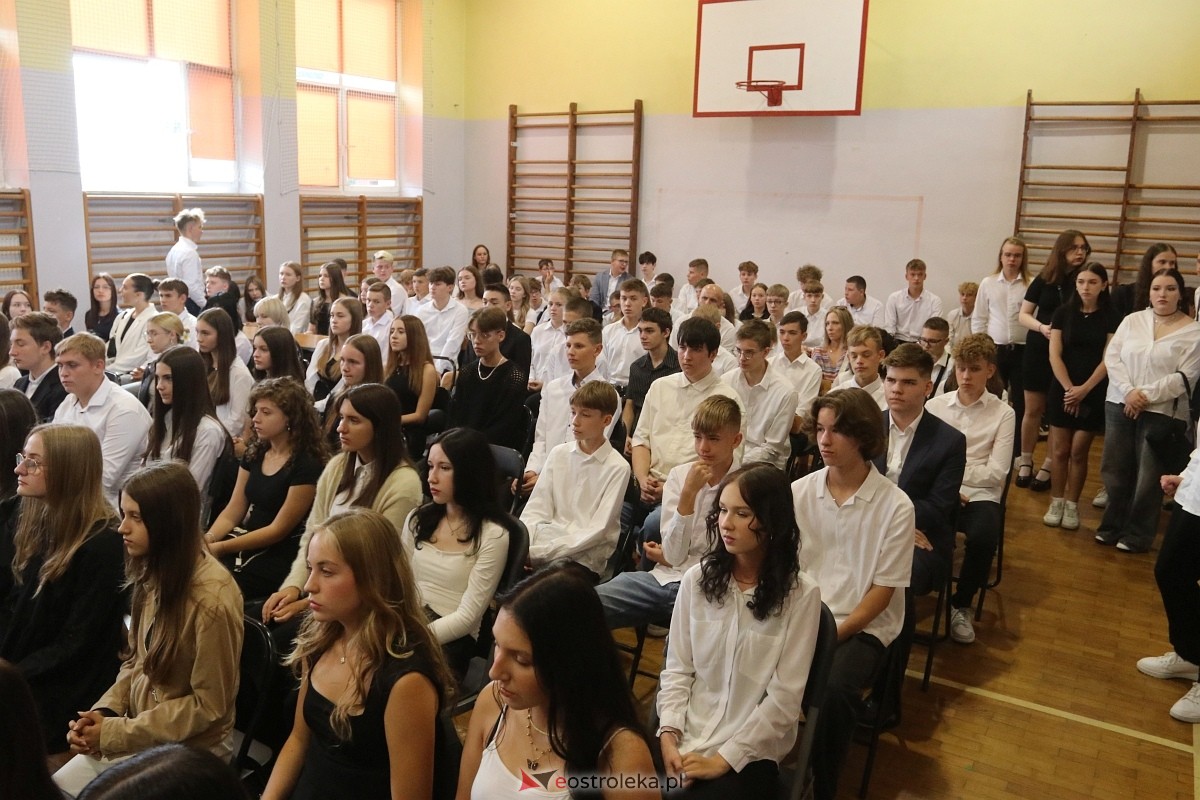 Rozpoczęcie roku szkolnego w II LO w Ostrołęce [02.09.2024] - zdjęcie #33 - eOstroleka.pl