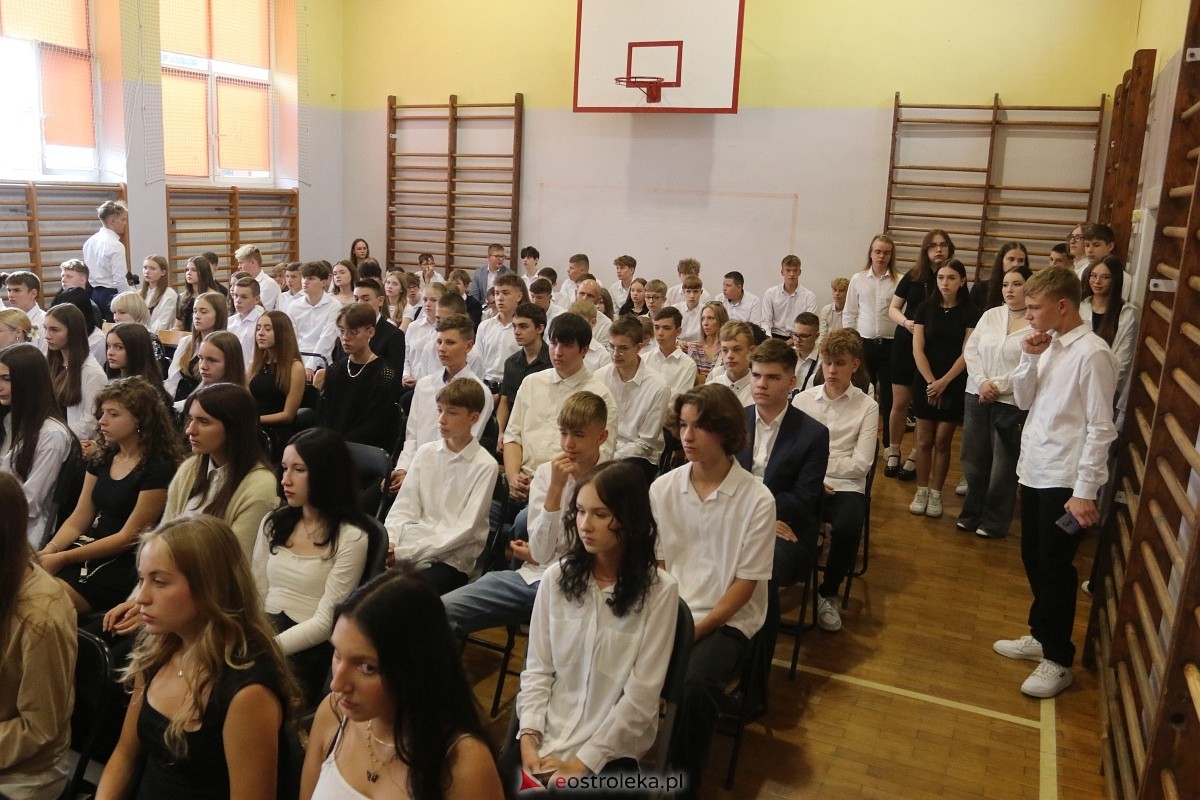 Rozpoczęcie roku szkolnego w II LO w Ostrołęce [02.09.2024] - zdjęcie #32 - eOstroleka.pl