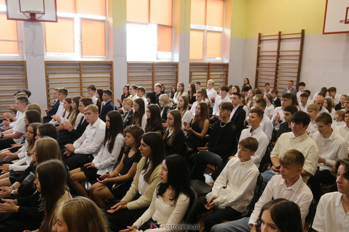 Rozpoczęcie roku szkolnego w II LO w Ostrołęce [02.09.2024] - zdjęcie #31 - eOstroleka.pl