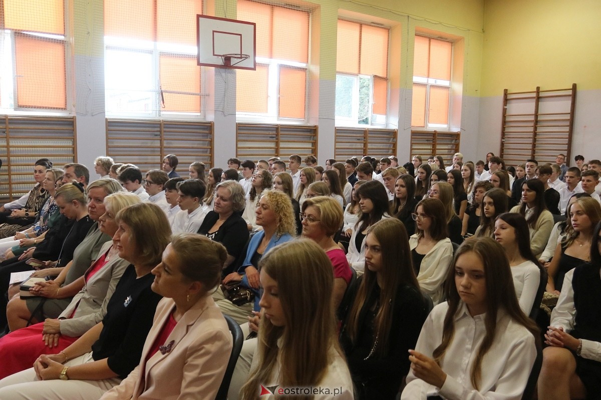 Rozpoczęcie roku szkolnego w II LO w Ostrołęce [02.09.2024] - zdjęcie #24 - eOstroleka.pl