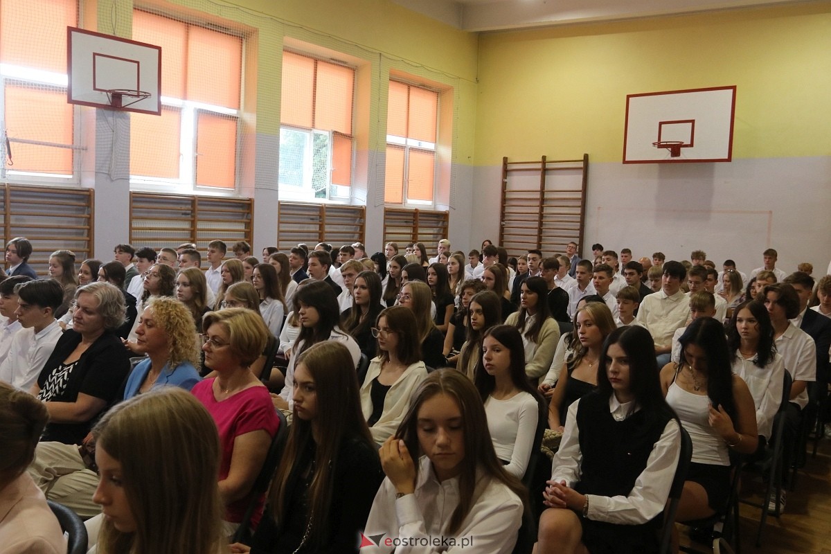 Rozpoczęcie roku szkolnego w II LO w Ostrołęce [02.09.2024] - zdjęcie #23 - eOstroleka.pl