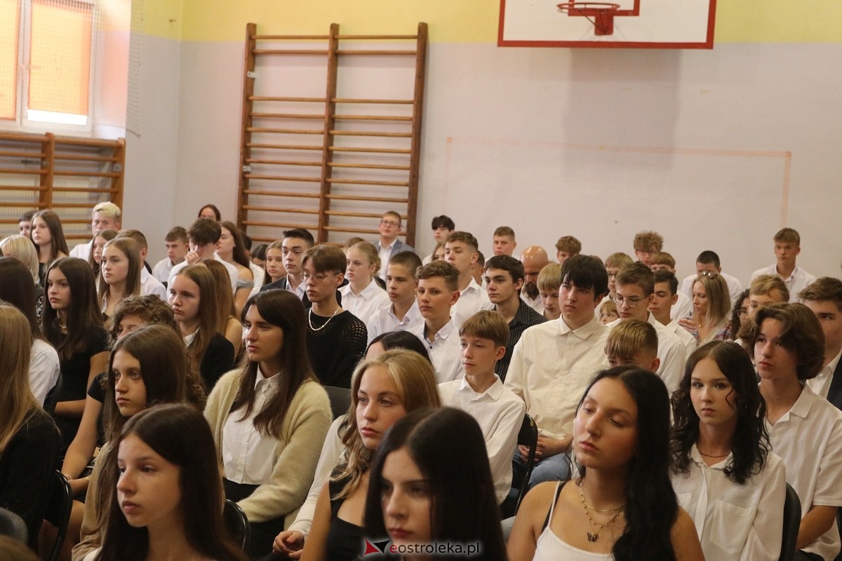 Rozpoczęcie roku szkolnego w II LO w Ostrołęce [02.09.2024] - zdjęcie #22 - eOstroleka.pl
