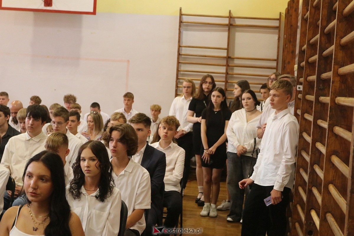 Rozpoczęcie roku szkolnego w II LO w Ostrołęce [02.09.2024] - zdjęcie #21 - eOstroleka.pl