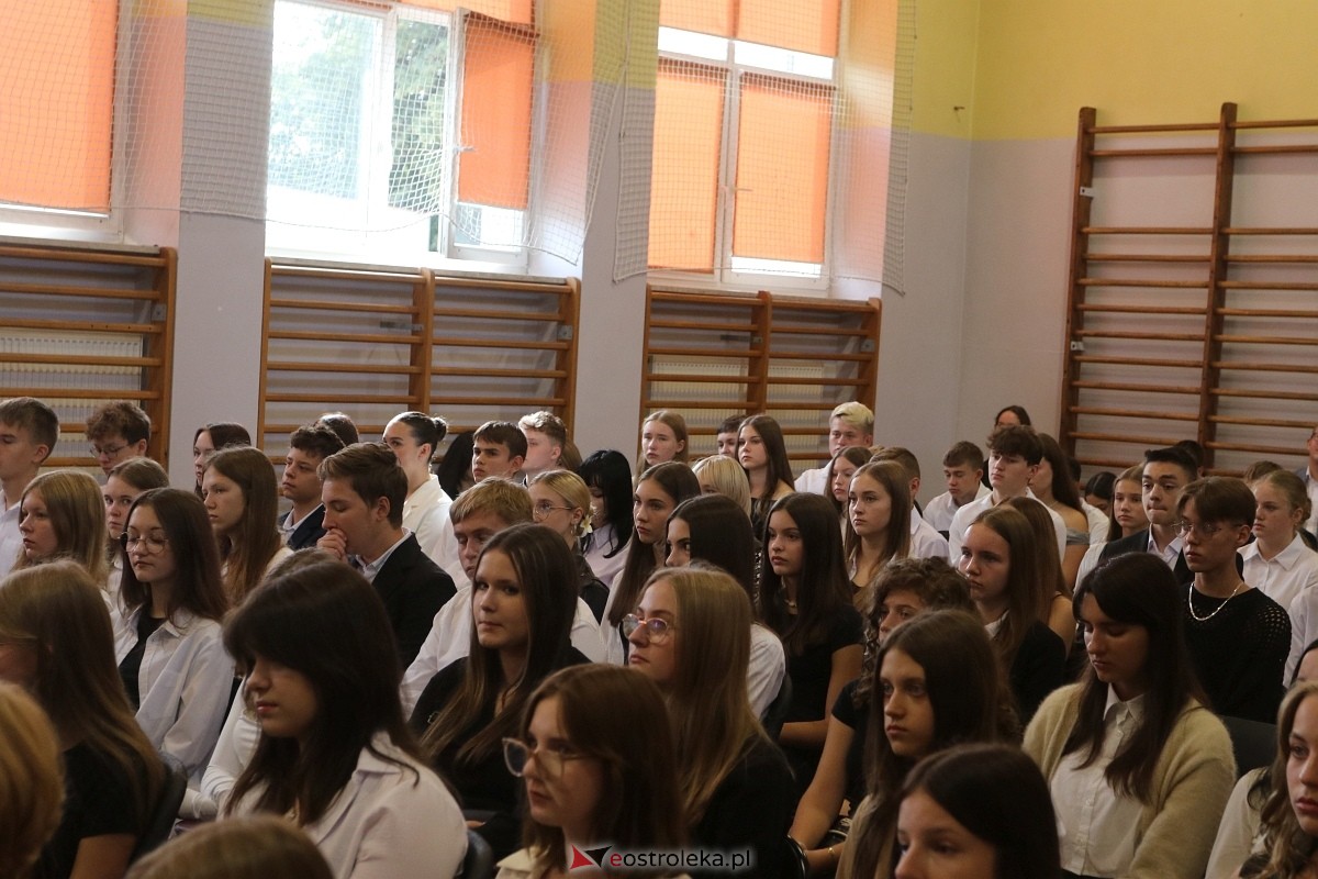 Rozpoczęcie roku szkolnego w II LO w Ostrołęce [02.09.2024] - zdjęcie #20 - eOstroleka.pl