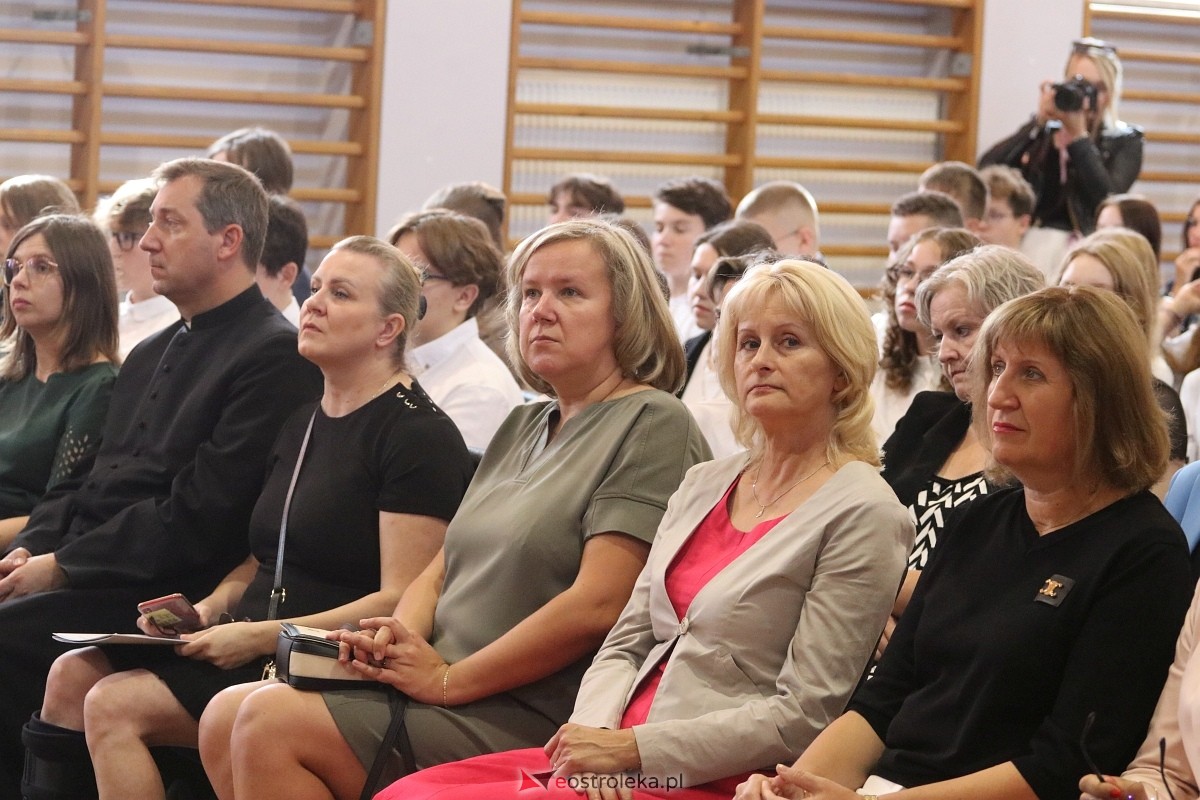 Rozpoczęcie roku szkolnego w II LO w Ostrołęce [02.09.2024] - zdjęcie #18 - eOstroleka.pl