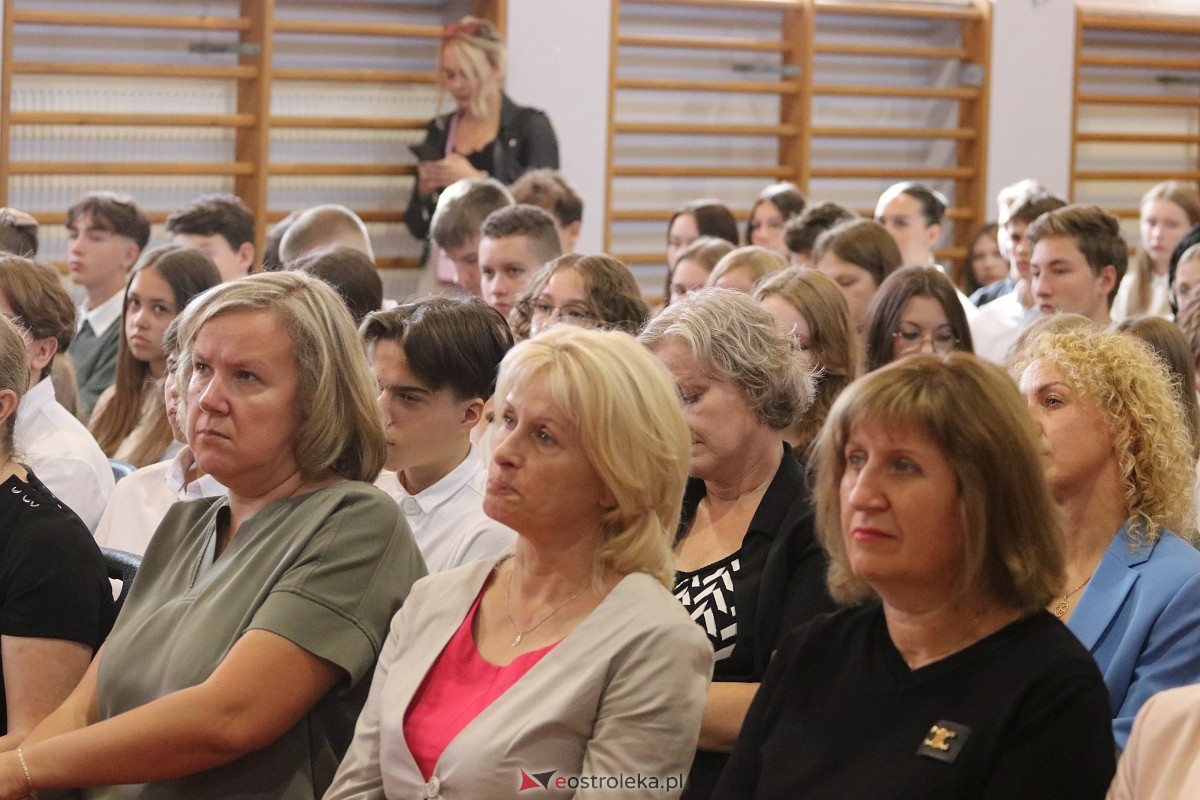 Rozpoczęcie roku szkolnego w II LO w Ostrołęce [02.09.2024] - zdjęcie #15 - eOstroleka.pl