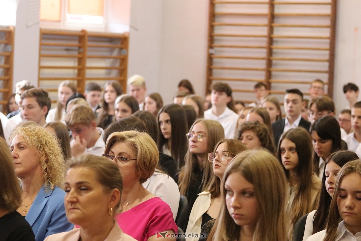 Rozpoczęcie roku szkolnego w II LO w Ostrołęce [02.09.2024] - zdjęcie #14 - eOstroleka.pl