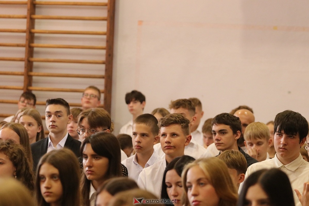 Rozpoczęcie roku szkolnego w II LO w Ostrołęce [02.09.2024] - zdjęcie #12 - eOstroleka.pl