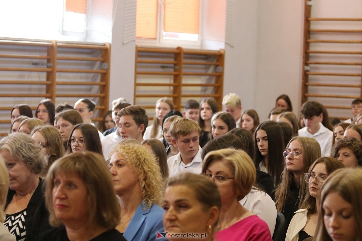 Rozpoczęcie roku szkolnego w II LO w Ostrołęce [02.09.2024] - zdjęcie #11 - eOstroleka.pl