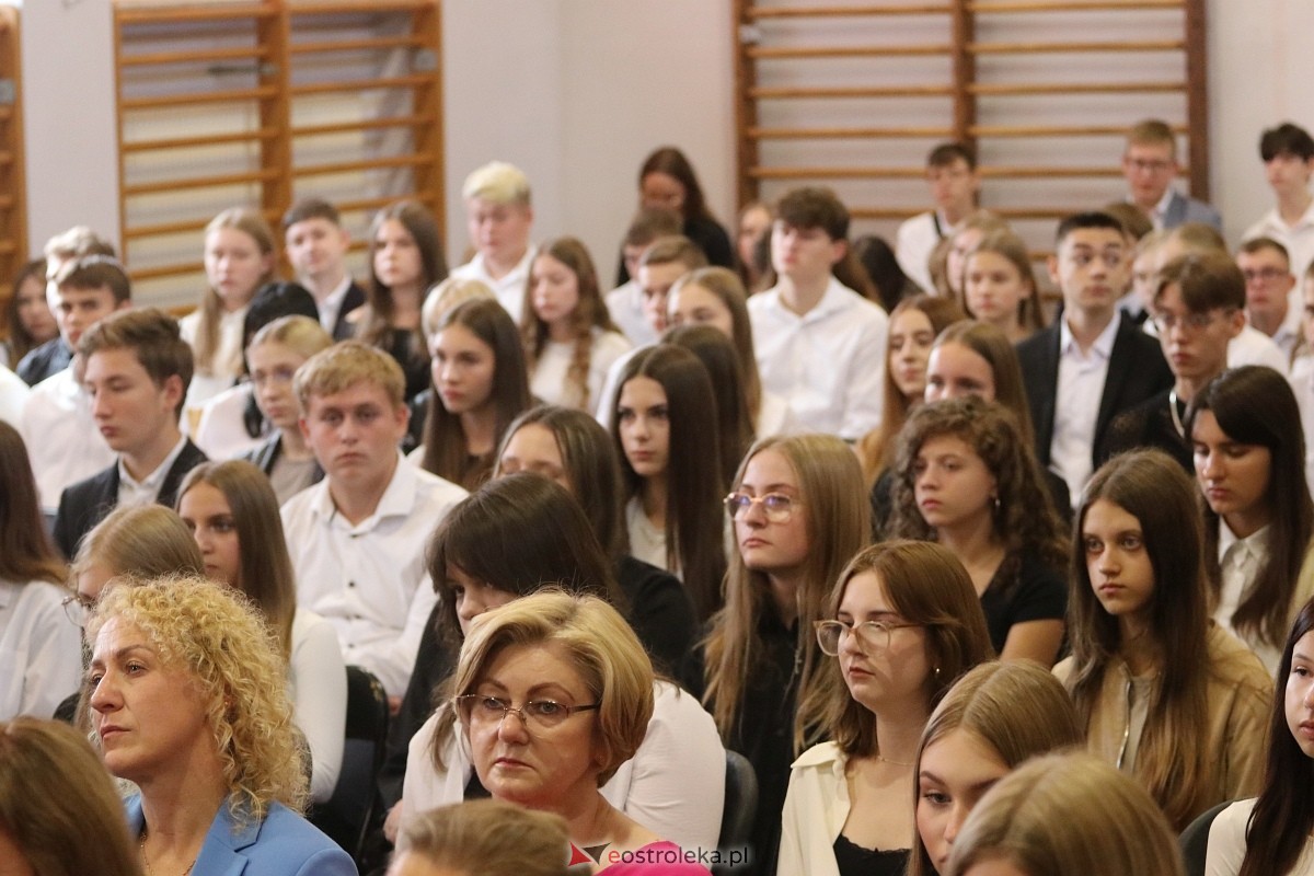 Rozpoczęcie roku szkolnego w II LO w Ostrołęce [02.09.2024] - zdjęcie #10 - eOstroleka.pl