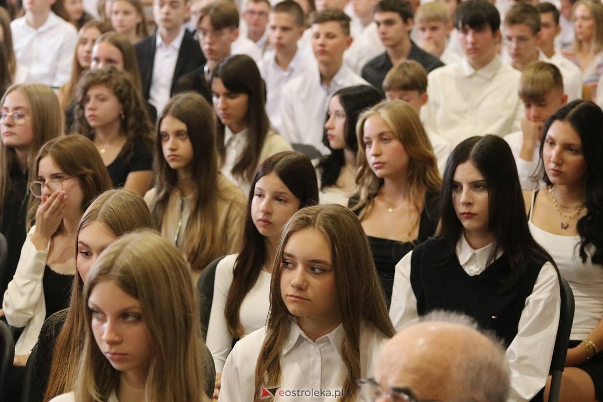 Rozpoczęcie roku szkolnego w II LO w Ostrołęce [02.09.2024] - zdjęcie #9 - eOstroleka.pl