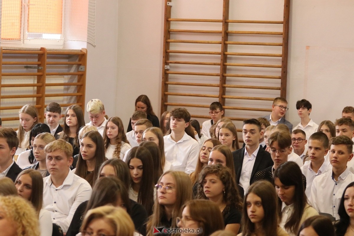 Rozpoczęcie roku szkolnego w II LO w Ostrołęce [02.09.2024] - zdjęcie #8 - eOstroleka.pl