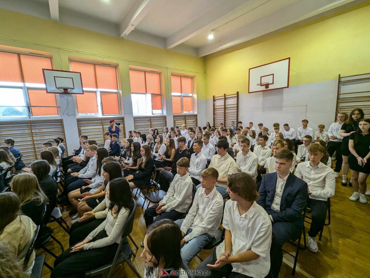 Rozpoczęcie roku szkolnego w II LO w Ostrołęce [02.09.2024] - zdjęcie #6 - eOstroleka.pl