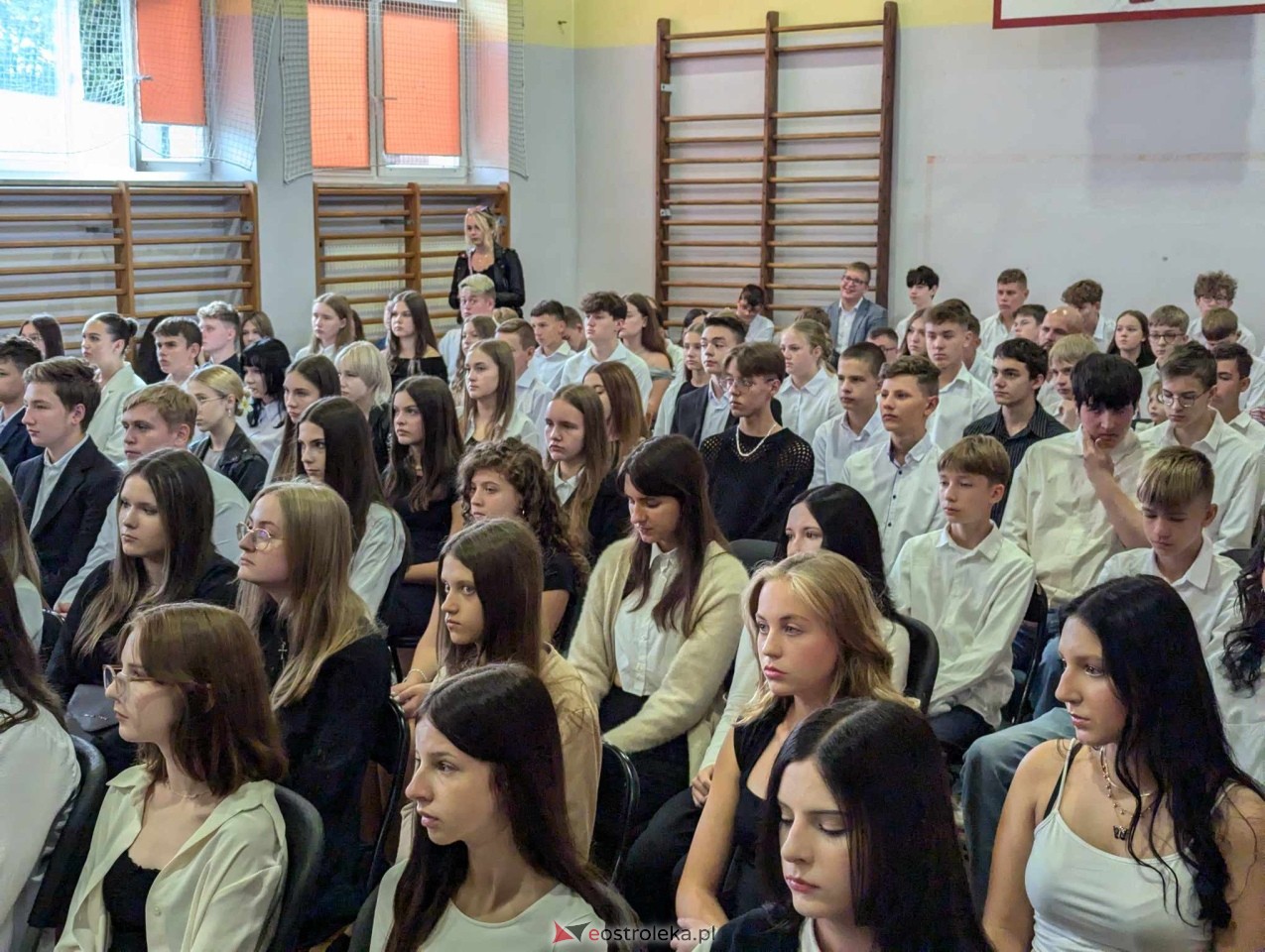 Rozpoczęcie roku szkolnego w II LO w Ostrołęce [02.09.2024] - zdjęcie #5 - eOstroleka.pl