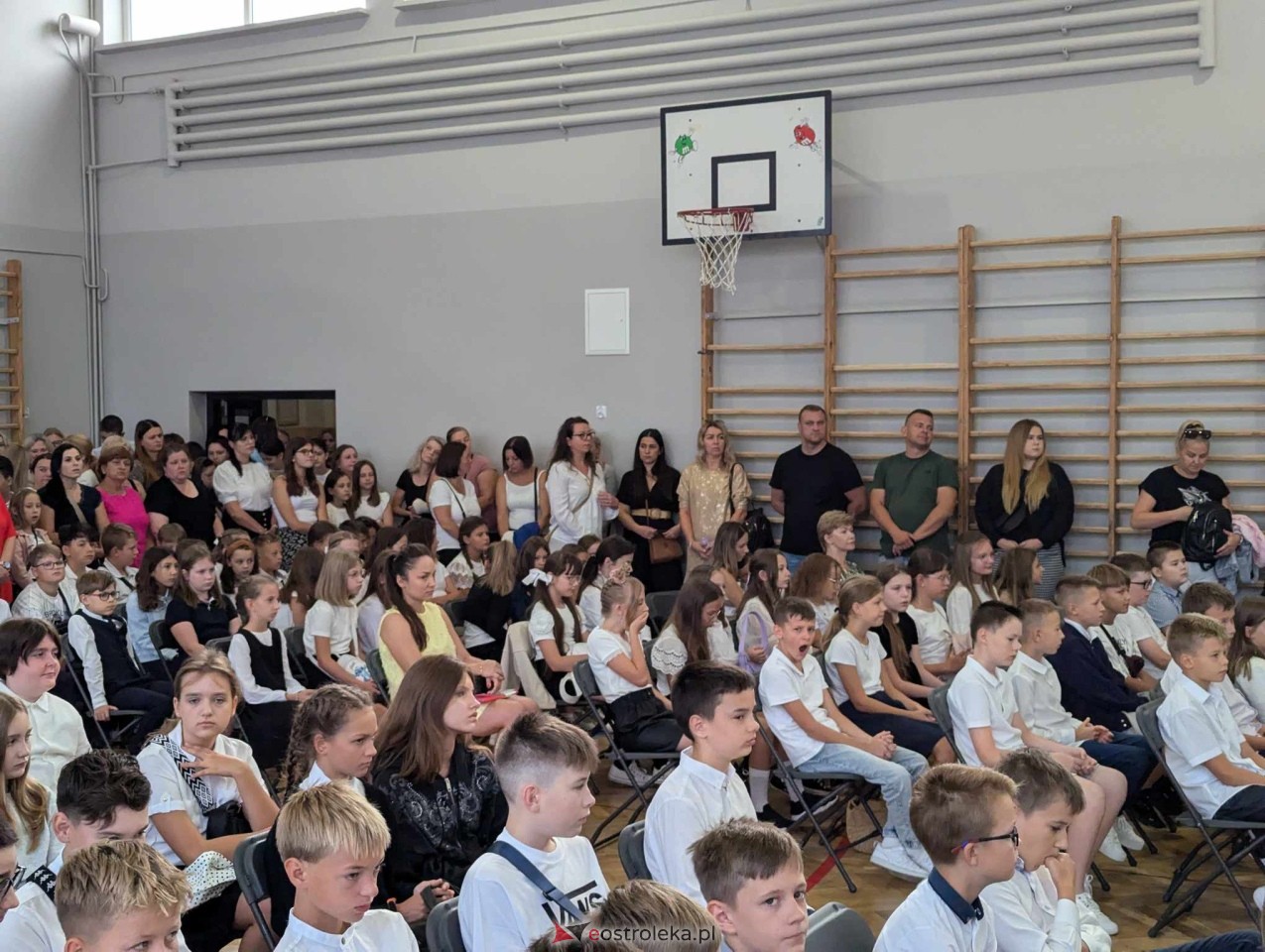 Rozpoczęcie roku szkolnego w SP 1 w Ostrołęce [02.09.2024] - zdjęcie #72 - eOstroleka.pl